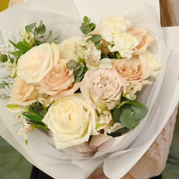 "Букет из конфет" Розы, эвкалипт, альстромерия — нежные букеты по вашему вкусу