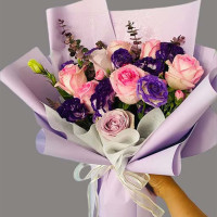 Букет Розовый Шёпот – Розовые Розы, Пурпурные Лизиантусы и Эвкалипт